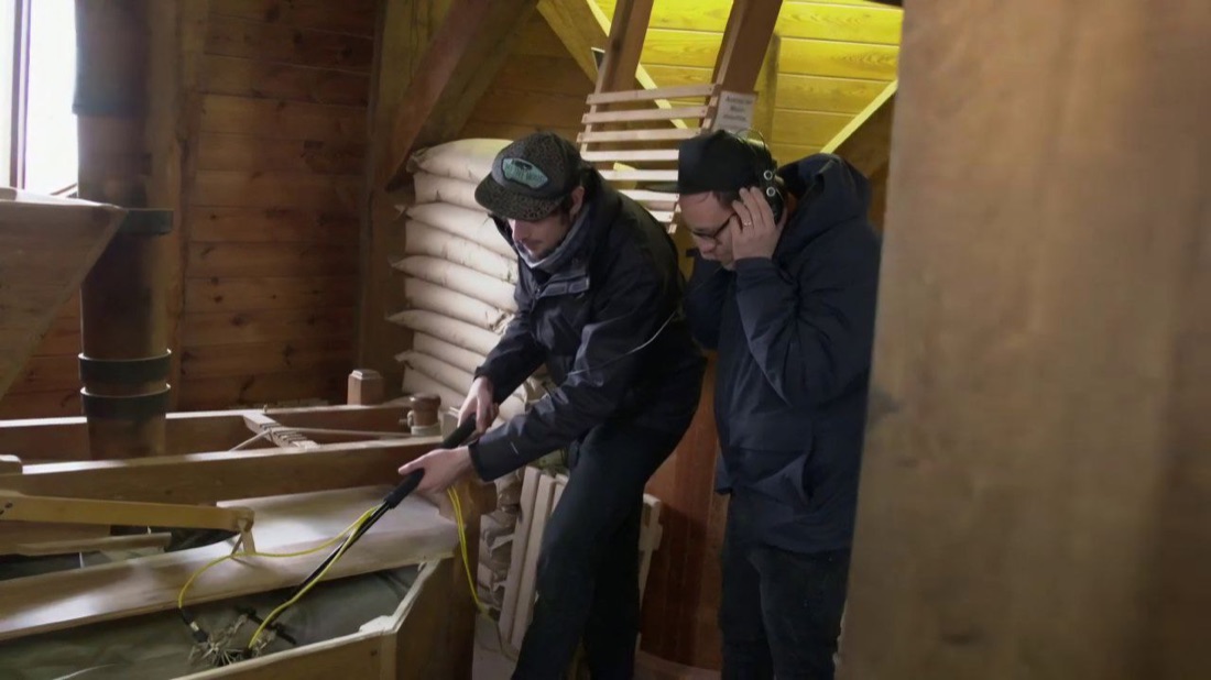Zwei Teilnehmer mit Kopfhörern und Richtmikrofon in einer Holzwerkstatt