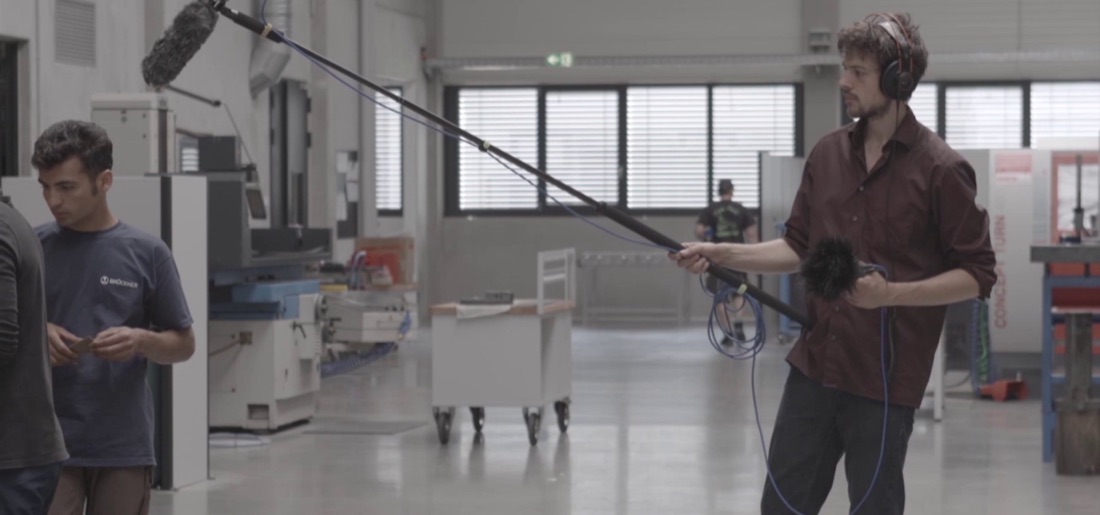 Hören an einer Maschine in der Produktion